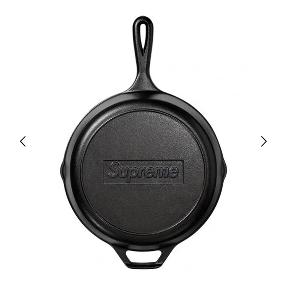 Supreme
x Lodge Cast Iron skillet - Picture 2 of 2